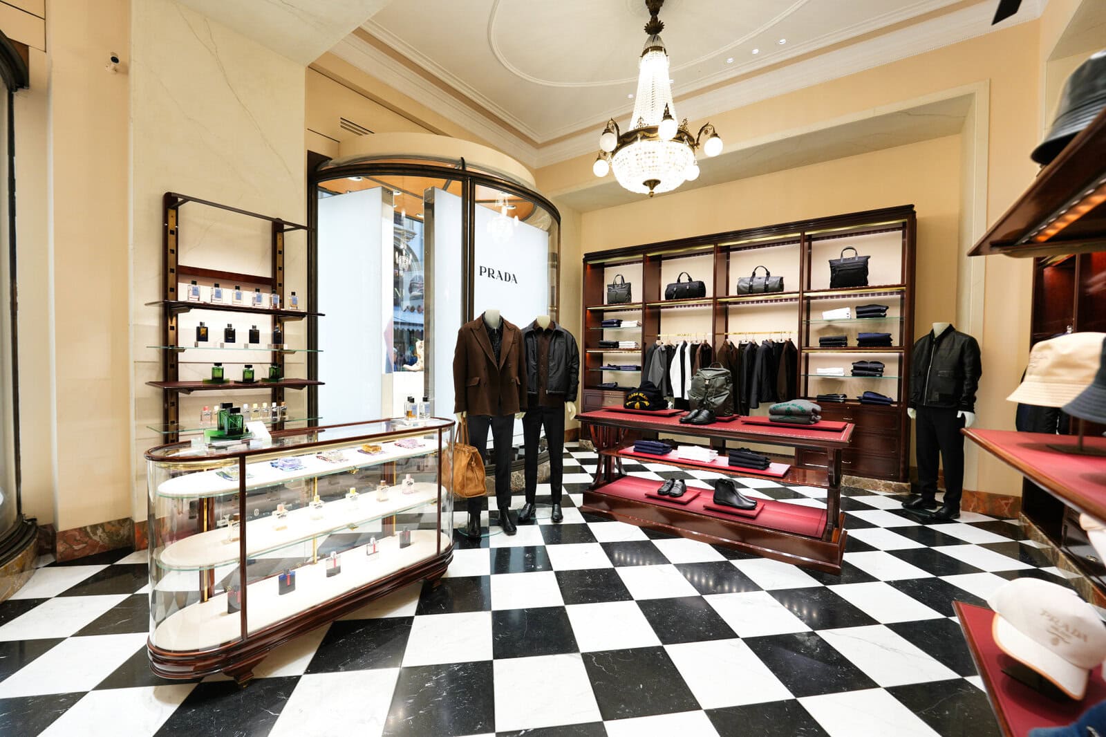 ミラノで一生に一度？の贅沢！プラダ本店でお買い物＆カフェ